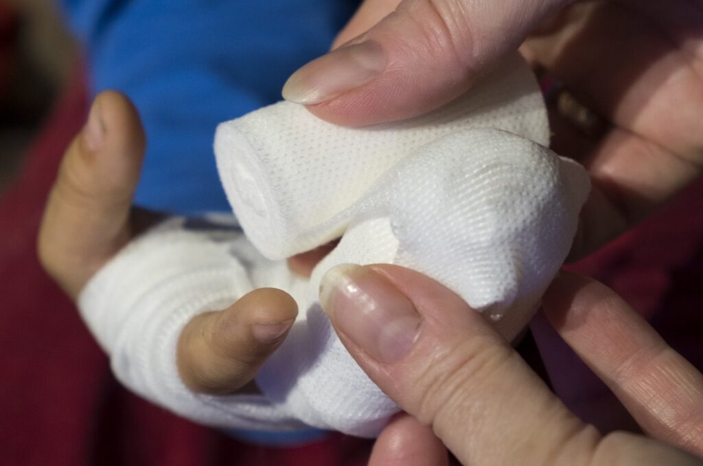curso de atención integral de urgencias a víctimas de ataque con agentes químicos del sena, cursos de salud sena, salud sena sofia plus, tenico en salud en el sena